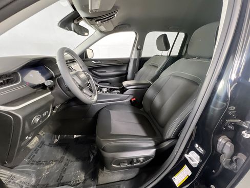 Used 2023 Jeep Grand Cherokee Laredo w/ Luxury Tech Group I AWD/4WD image 20