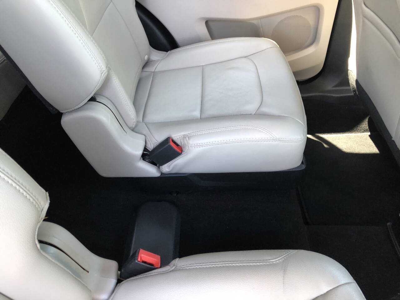 Used 2018 Ford Explorer XLT w/ Equipment Group 202A FWD image 11