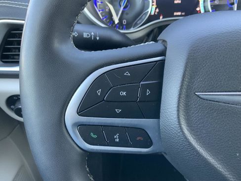 Used 2022 Chrysler Pacifica Touring-L image 30