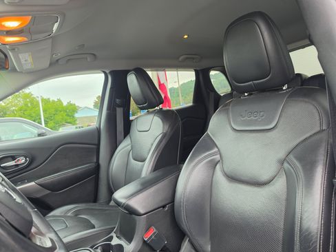 Used 2019 Jeep Cherokee Limited w/ Luxury Group AWD/4WD image 12