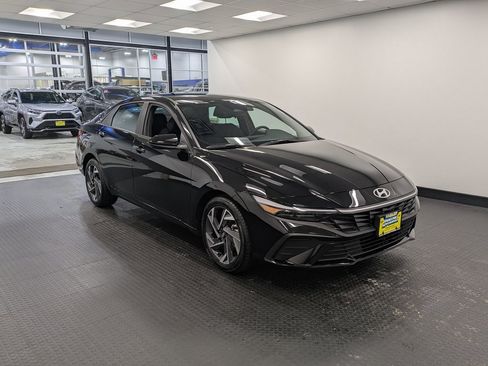 Certified 2025 Hyundai Elantra Sport image 3