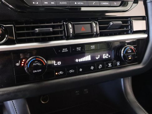 Used 2025 Nissan Pathfinder SV image 7