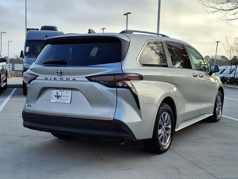 Used 2024 Toyota Sienna XLE image 6