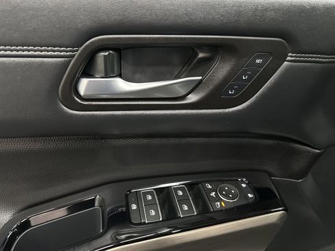 Used 2024 Nissan Pathfinder Platinum image 18