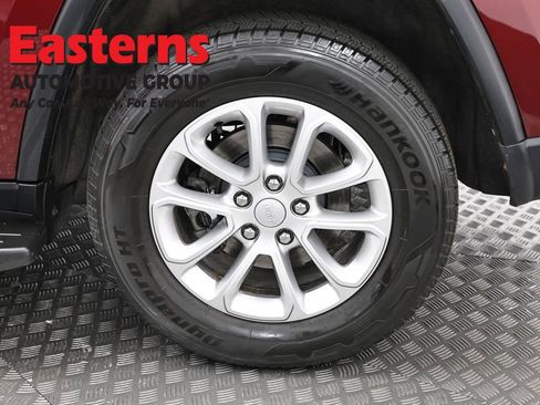 Used 2021 Jeep Grand Cherokee Laredo w/ Security & Convenience Group image 33