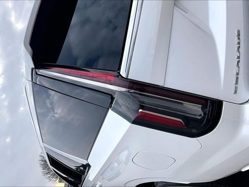 Used 2024 Cadillac Escalade ESV Premium Luxury image 31
