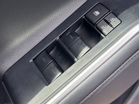Used 2023 Toyota Highlander LE AWD/4WD image 35