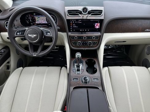 Used 2025 Bentley Bentayga image 4