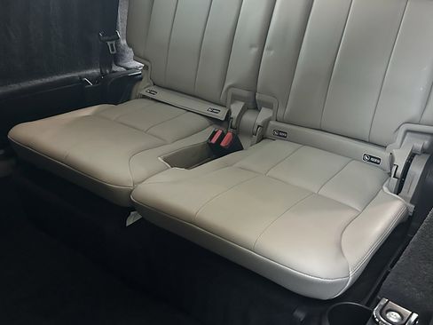 Used 2018 Land Rover Discovery SE image 29