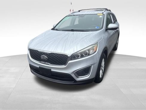 Used 2016 Kia Sorento LX w/ LX Convenience Package image 4
