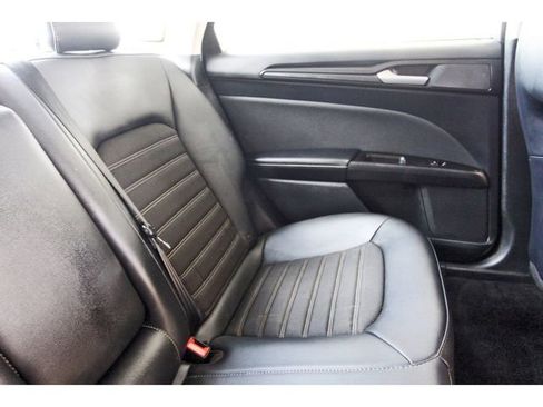 Used 2018 Ford Fusion SE w/ Equipment Group 201A FWD image 10