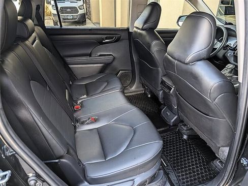 Used 2025 Toyota Highlander XLE AWD/4WD image 31