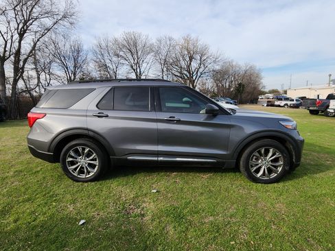Used 2022 Ford Explorer XLT w/ Equipment Group 202A image 4