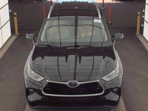 Used 2023 Toyota Highlander XLE AWD/4WD image 2