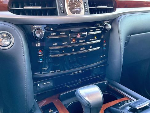 Used 2020 Lexus LX 570 4WD w/ Luxury Package image 34