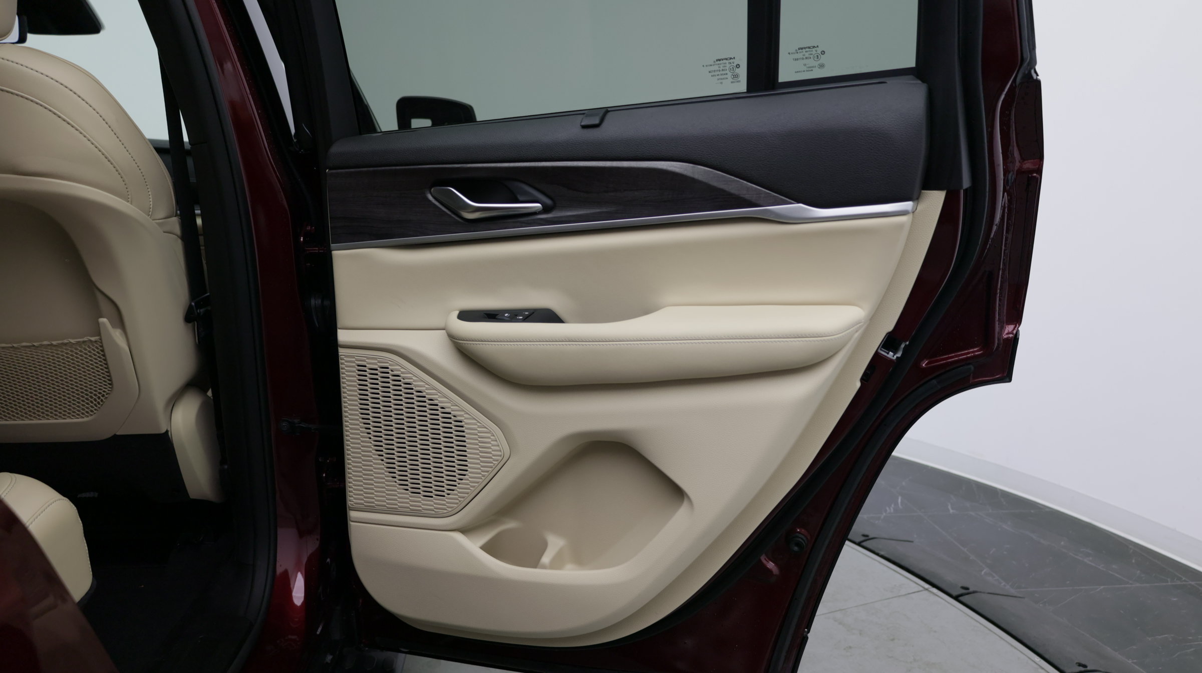 Used 2023 Jeep Grand Cherokee Limited w/ Luxury Tech Group II RWD image 36