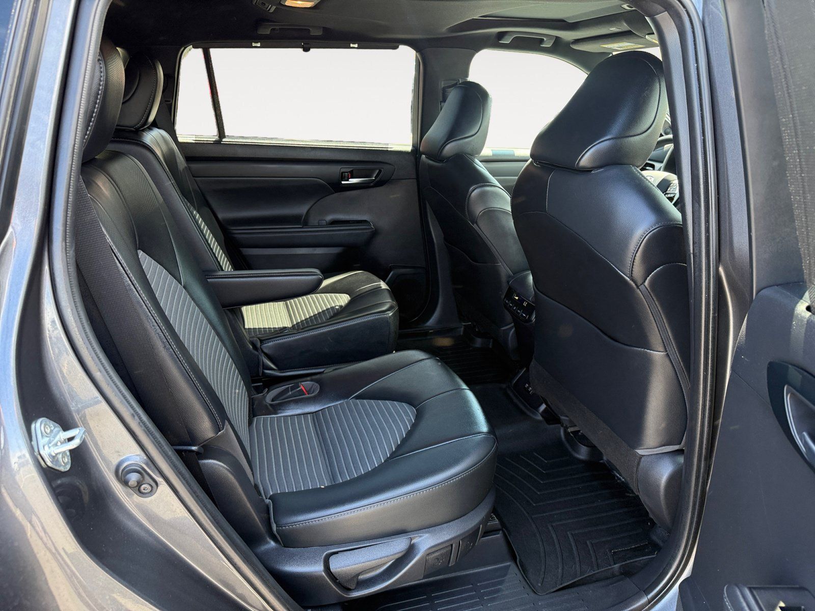 Used 2021 Toyota Highlander XSE AWD/4WD image 18
