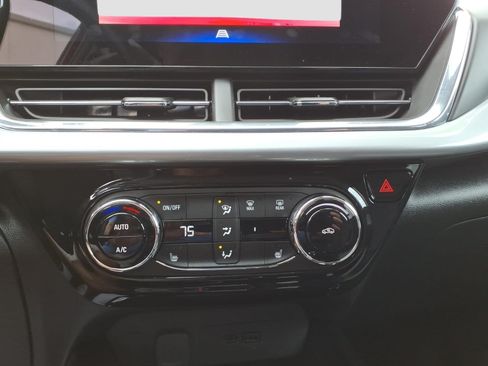Used 2026 Chevrolet Trax LT w/ LT Convenience Package FWD image 19