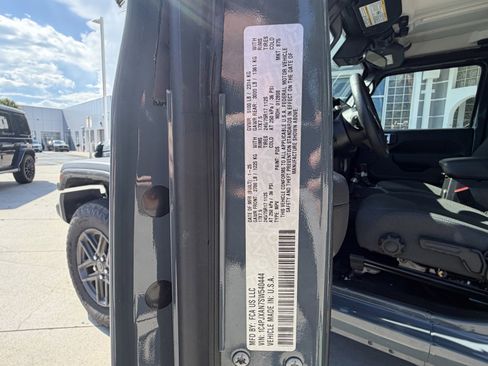 Used 2025 Jeep Wrangler Sport AWD/4WD image 23