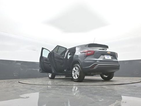Used 2025 Chevrolet Trax LS w/ LS Convenience Package FWD image 35