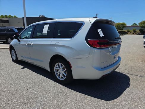 Used 2023 Chrysler Pacifica Touring-L FWD image 7