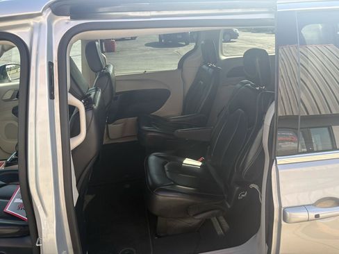Used 2023 Chrysler Pacifica Touring-L FWD image 12