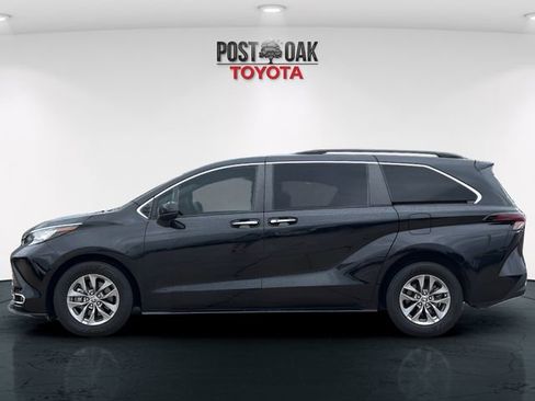 Used 2023 Toyota Sienna XLE w/ XLE Plus Package image 4