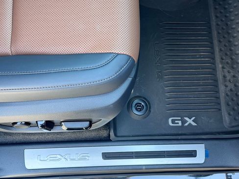 Used 2025 Lexus GX 550 w/ Accessory Package (31) AWD/4WD image 29