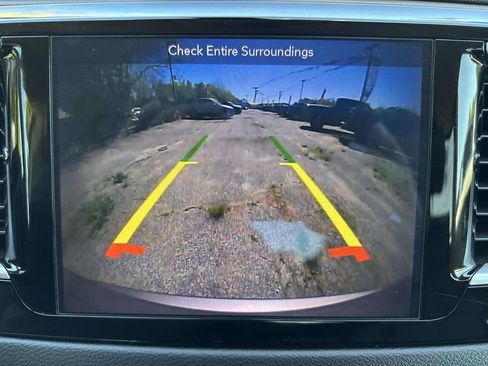 Used 2018 Chrysler Pacifica Touring-L FWD image 22