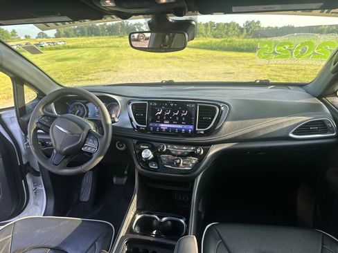 Used 2025 Chrysler Pacifica Limited FWD image 31