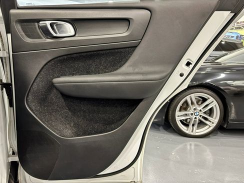 Used 2020 Volvo XC40 T4 R-Design FWD image 39