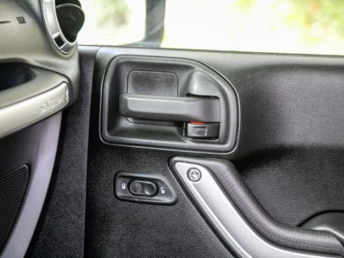 Used 2012 Jeep Wrangler Unlimited Rubicon w/ Connectivity Group image 30