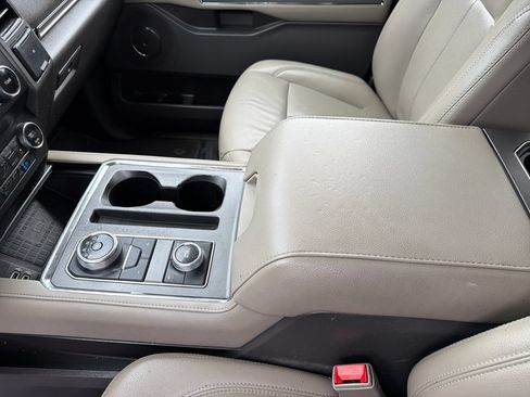 Used 2019 Ford Expedition XLT w/ Equipment Group 202A AWD/4WD image 29