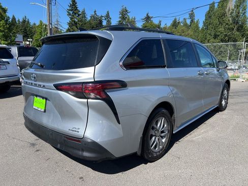 Used 2022 Toyota Sienna XLE w/ XLE Plus Package FWD image 4