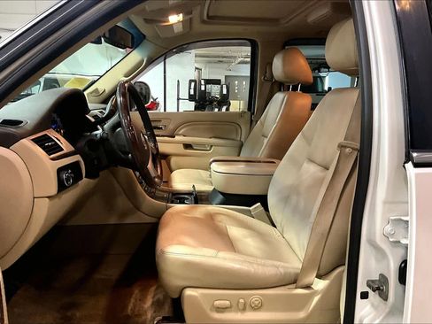 Used 2011 Cadillac Escalade Premium image 9