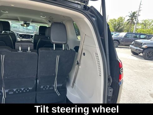 Certified 2023 Chrysler Pacifica Touring-L image 30