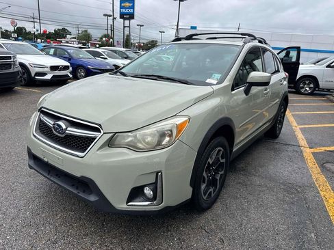 Used 2017 Subaru Crosstrek 2.0i Premium w/ Moonroof Package AWD/4WD image 4