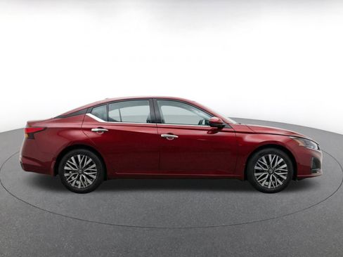 Used 2025 Nissan Altima 2.5 SV FWD image 10