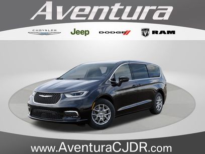 New 2025 Chrysler Pacifica Select w/ Uconnect Theater Family Group