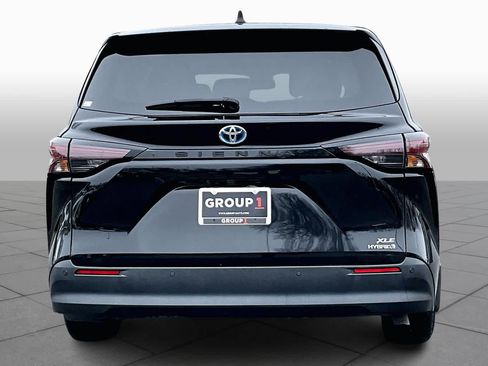 Used 2023 Toyota Sienna XLE image 5