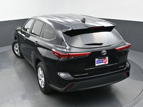 Used 2023 Toyota Highlander LE image 33