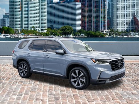 Certified 2024 Honda Pilot Touring image 3