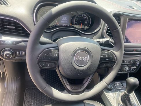 Used 2022 Jeep Cherokee Trailhawk image 14