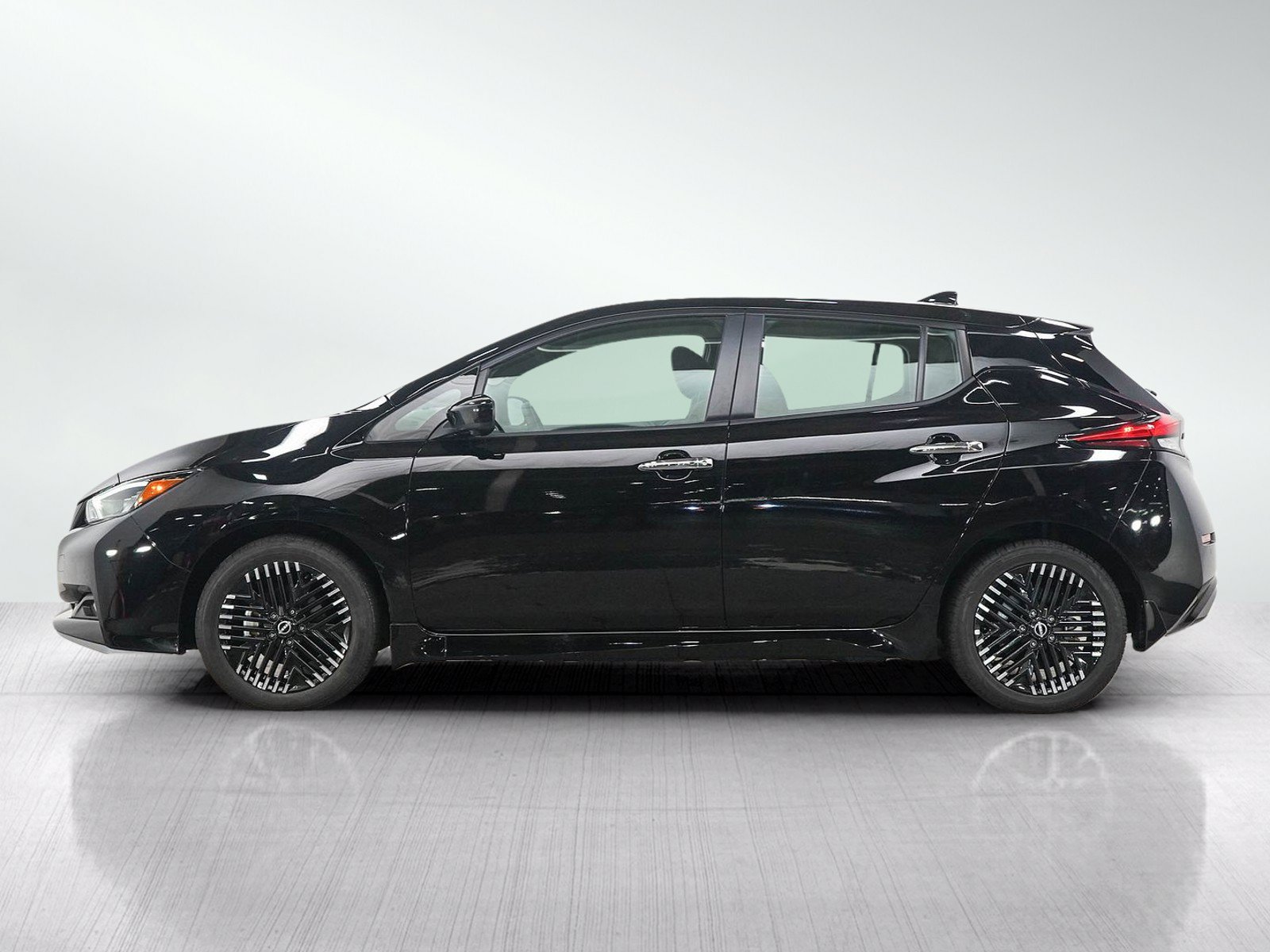 Used 2025 Nissan Leaf SV Plus FWD image 2