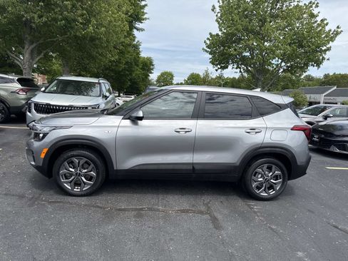 Used 2024 Kia Seltos LX AWD/4WD image 2