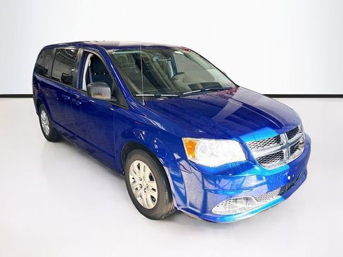 Used 2018 Dodge Grand Caravan SE w/ UConnect Hands-Free Group image 3