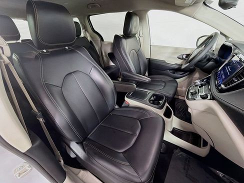 Used 2023 Chrysler Pacifica Touring-L FWD image 28