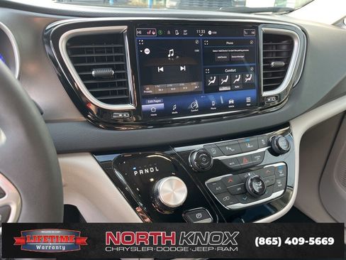 Used 2024 Chrysler Pacifica Touring-L image 9