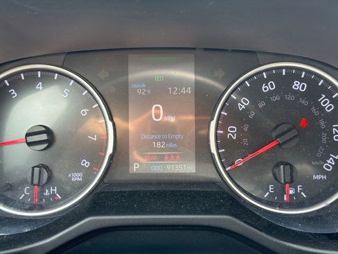 Used 2019 Toyota RAV4 LE FWD image 3
