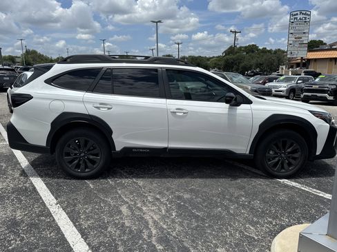 Used 2025 Subaru Outback Onyx Edition AWD/4WD image 2